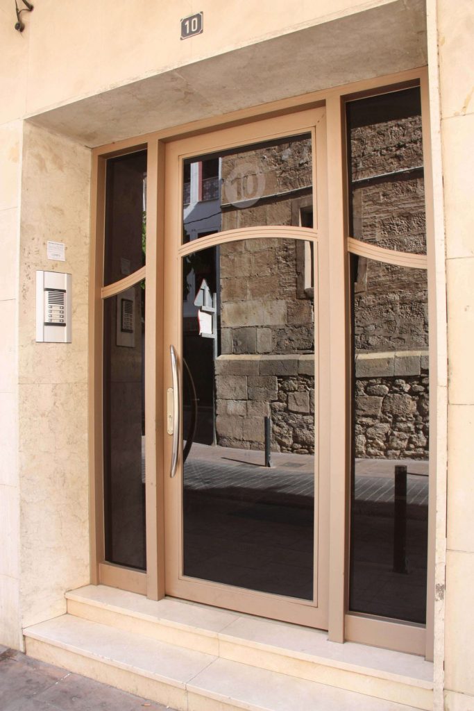 PUERTA CALLE